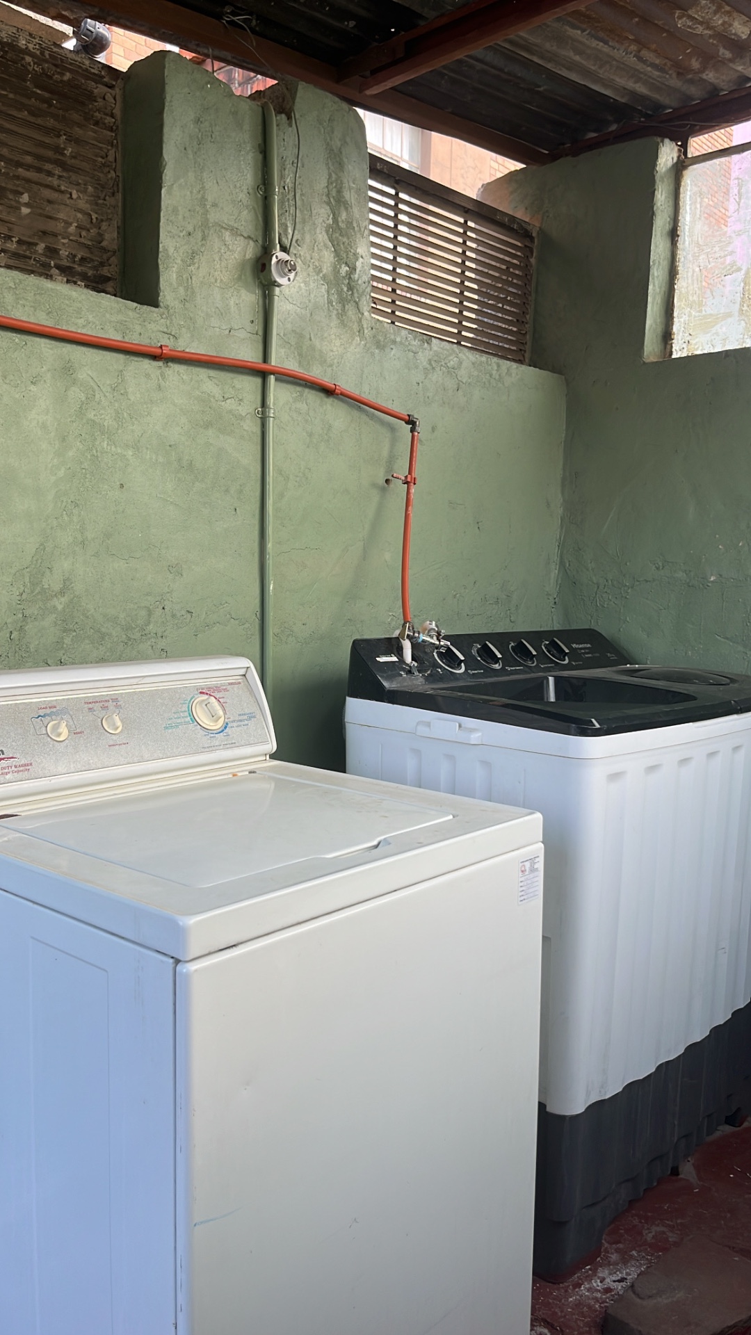 On-site laundromat with washing machines