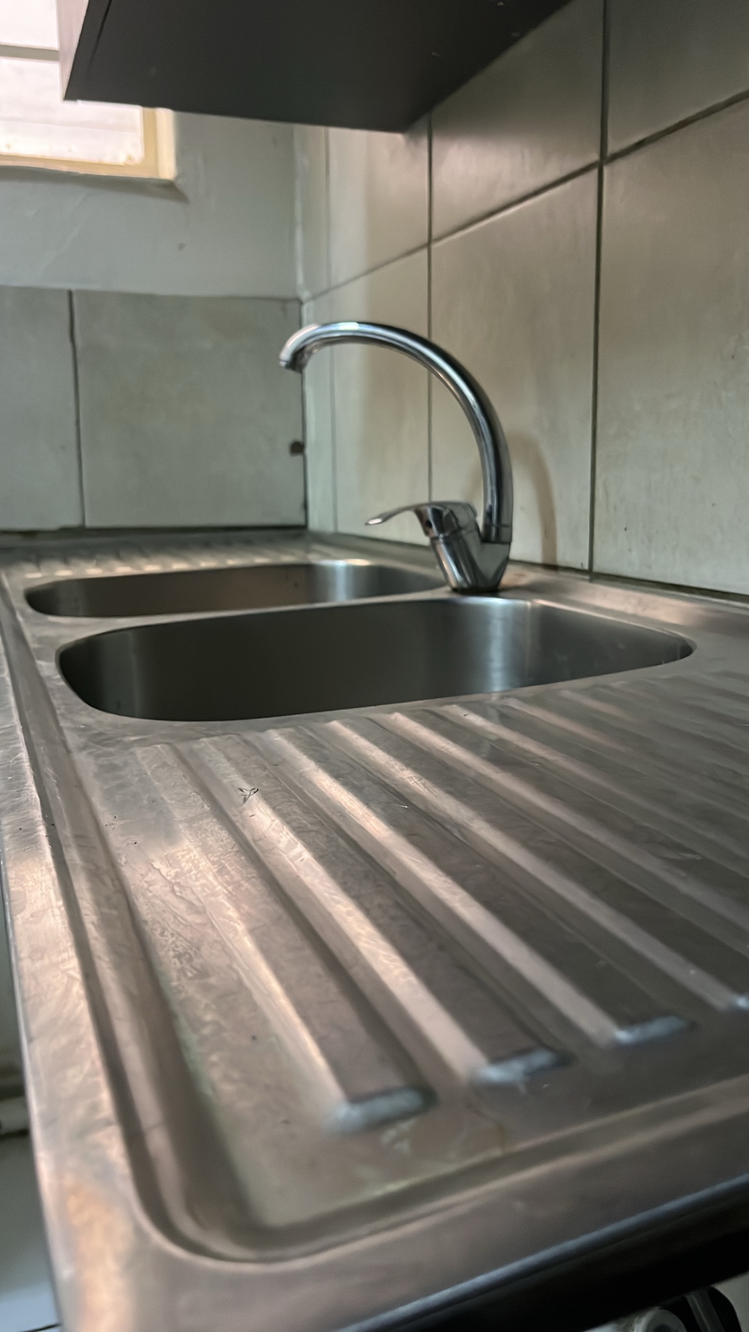 Stainless steel kitchen sink